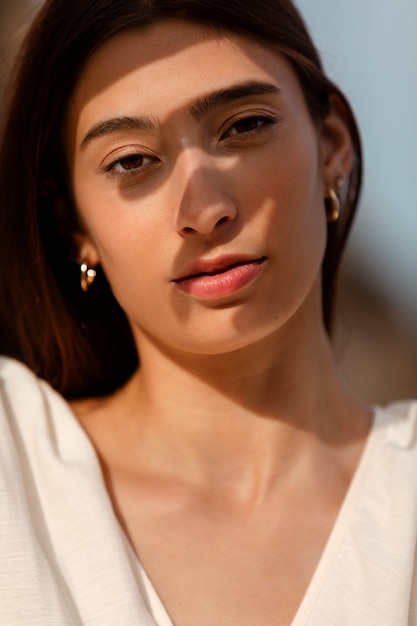 Portrait de femme à la plage avec une ombre couvrant son visage