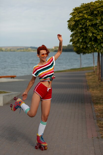 Portrait de femme à la plage avec des patins à roulettes dans l'esthétique des années 80