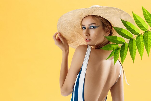 Portrait, femme, plage, Porter, chapeau