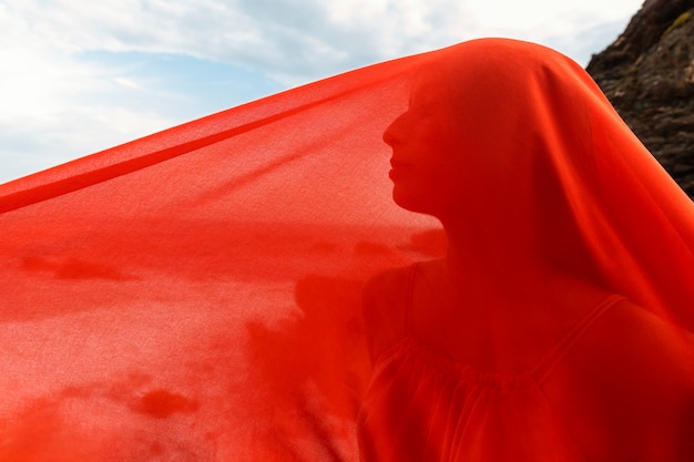 Portrait de femme à la plage avec le visage couvert de voile