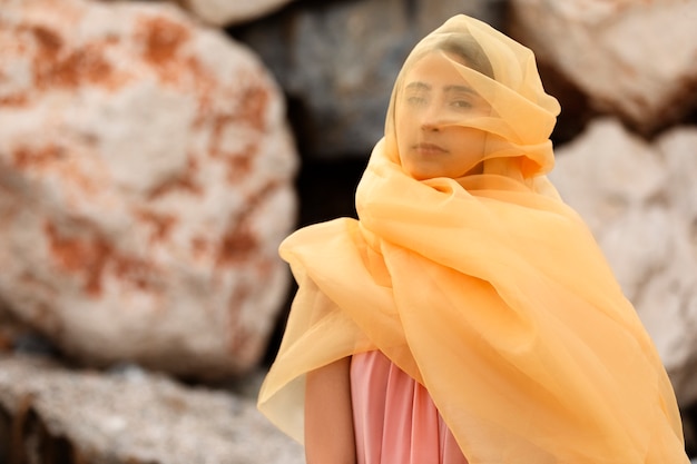 Portrait de femme à la plage avec le visage couvert de voile
