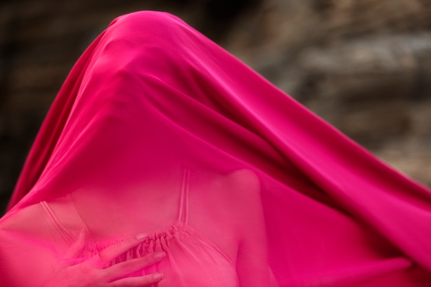 Portrait de femme à la plage avec le visage couvert de voile