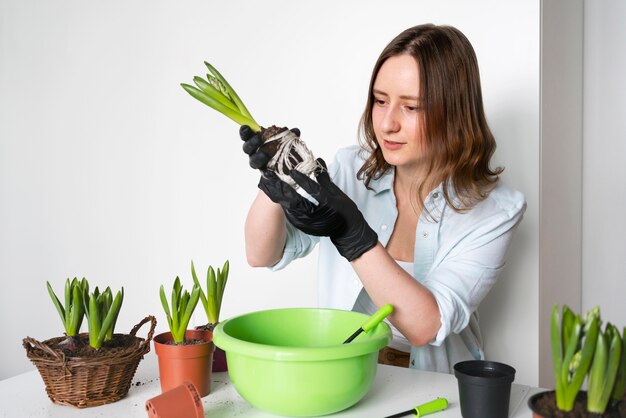 Portrait femme planter des bulbes