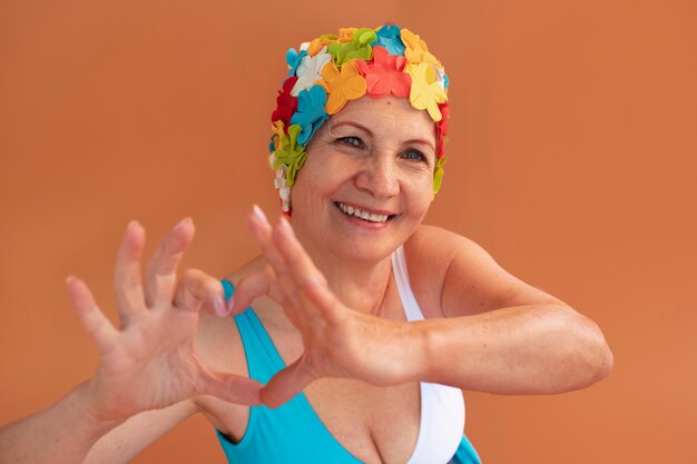 Portrait de femme plus âgée avec bonnet de bain floral