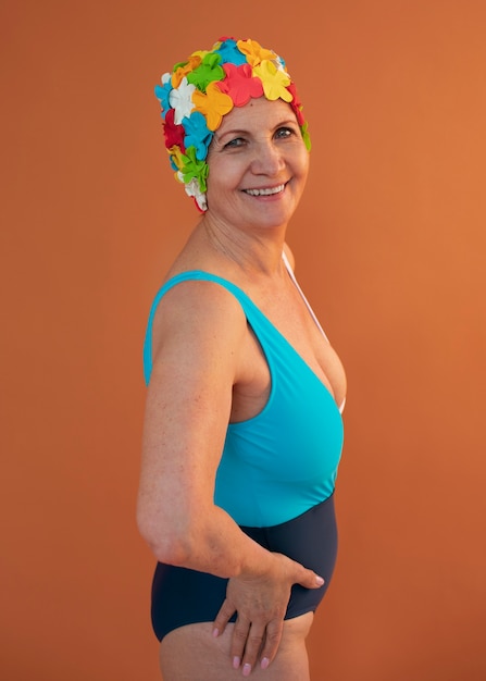 Photo gratuite portrait de femme plus âgée avec bonnet de bain floral