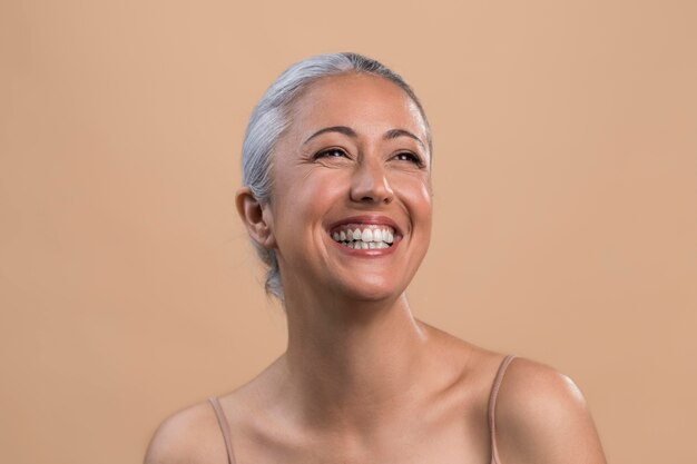 Portrait de femme plus âgée smiley heureux