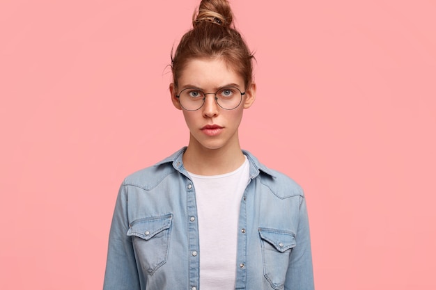 Portrait de femme portant une chemise en jean