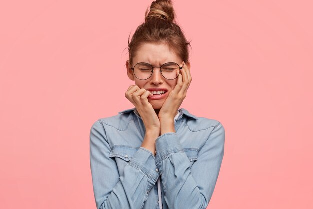 Portrait de femme portant une chemise en jean