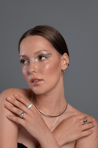 Portrait d'une femme portant du maquillage de bijoux