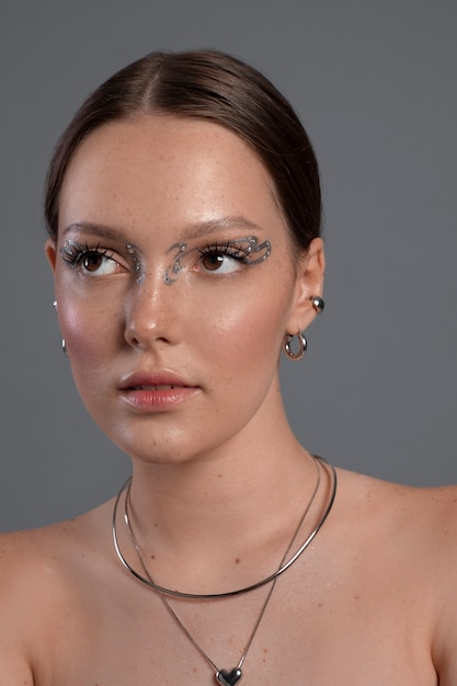 Photo gratuite portrait d'une femme portant du maquillage de bijoux