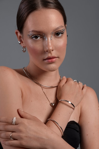 Portrait d'une femme portant du maquillage de bijoux