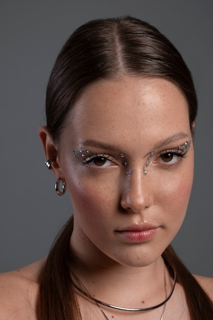 Photo gratuite portrait d'une femme portant du maquillage de bijoux