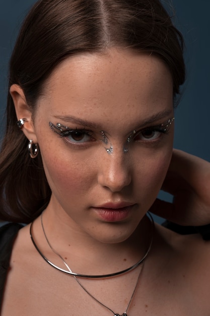 Photo gratuite portrait d'une femme portant du maquillage de bijoux