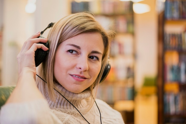 Portrait de femme portant des écouteurs