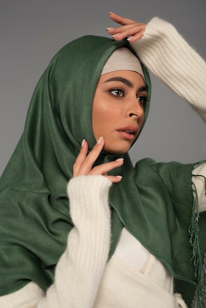 Photo gratuite portrait de femme portant le hijab isolé