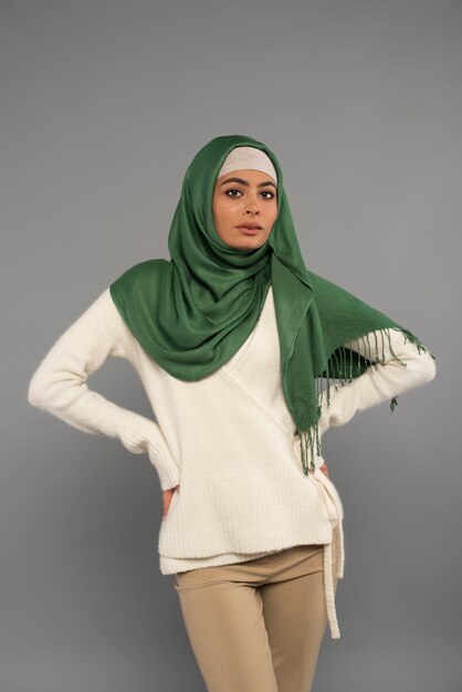 Portrait de femme portant le hijab isolé