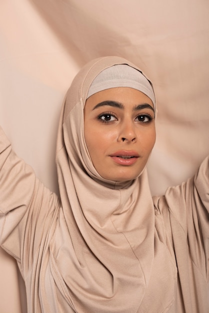 Photo gratuite portrait de femme portant le hijab isolé