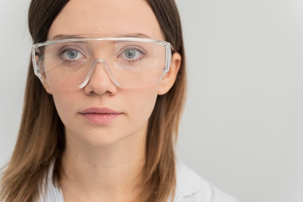 Portrait de femme portant des lunettes de protection