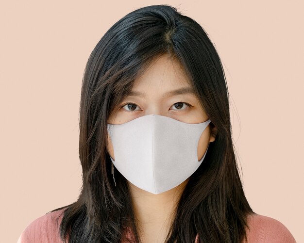 Portrait de femme portant un masque, pendant la nouvelle normalité