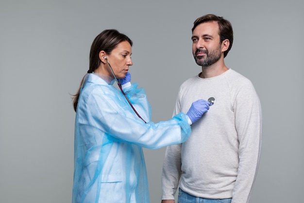 Photo gratuite portrait, de, femme, porter, blouse médicale, et, mâle, patient