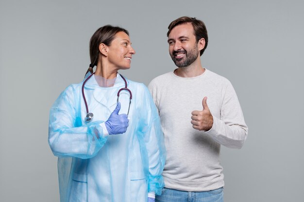 portrait, de, femme, porter, blouse médicale, et, mâle, patient