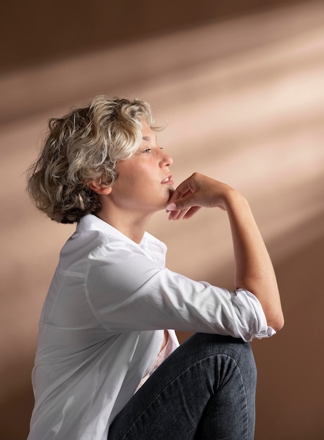 Portrait de femme posant en chemise blanche