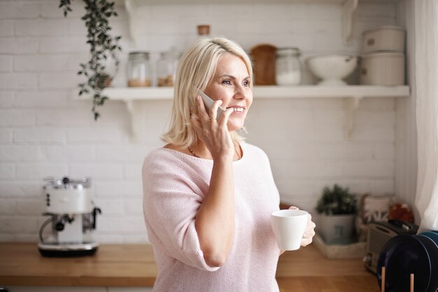 Portrait d'une femme posant dans la maison