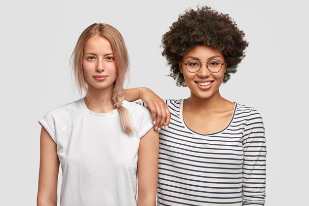 Portrait de femme posant dans des vêtements décontractés