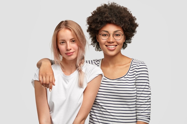 Portrait de femme posant dans des vêtements décontractés