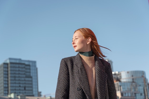 Portrait de femme posant à l'extérieur contre le ciel