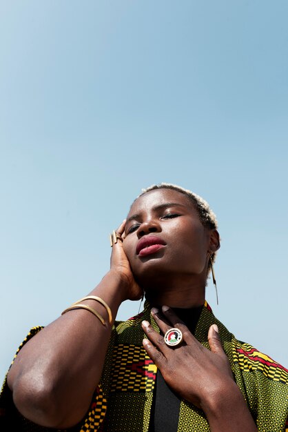 Portrait de femme posant en tenue africaine traditionnelle à l'extérieur