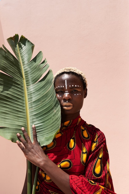 Photo gratuite portrait de femme posant en tenue africaine traditionnelle à l'extérieur