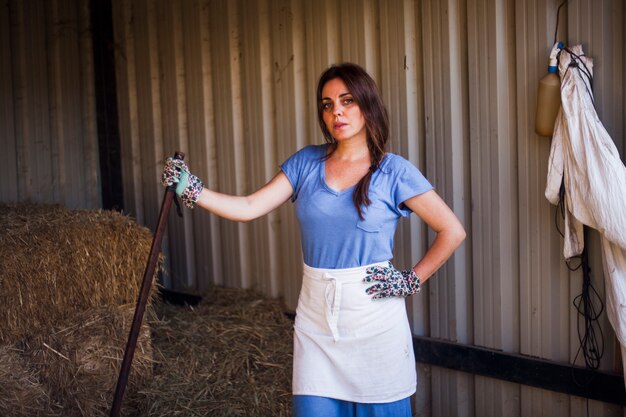 Portrait, femme, poser, grange