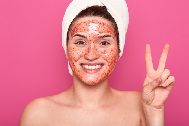 Portrait de femme positive gaie posant isolé sur rose