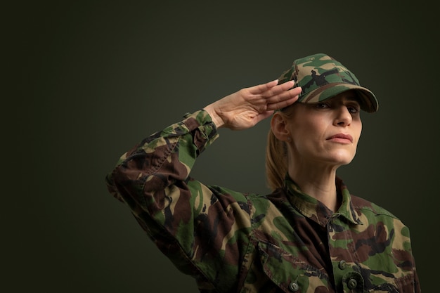 Portrait de femme prête pour le devoir