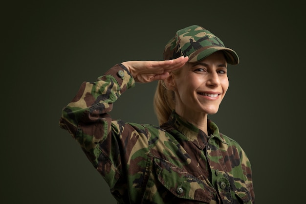 Portrait de femme prête pour le devoir