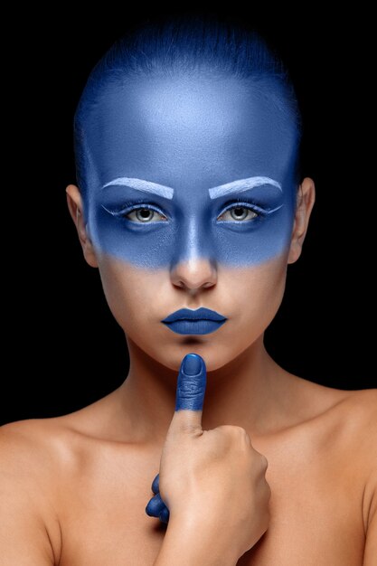 Portrait d'une femme recouverte de peinture bleue
