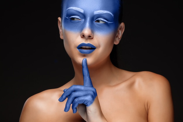 Photo gratuite portrait d'une femme recouverte de peinture bleue