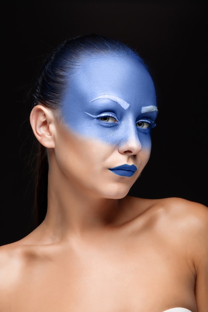 Photo gratuite portrait d'une femme recouverte de peinture bleue