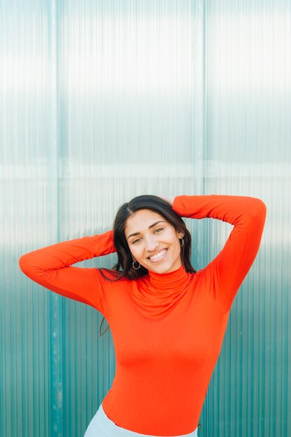 portrait, femme, regarder, appareil photo, mains, tête