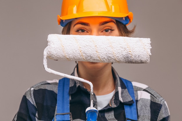 Portrait de femme réparateur avec rouleau isolé