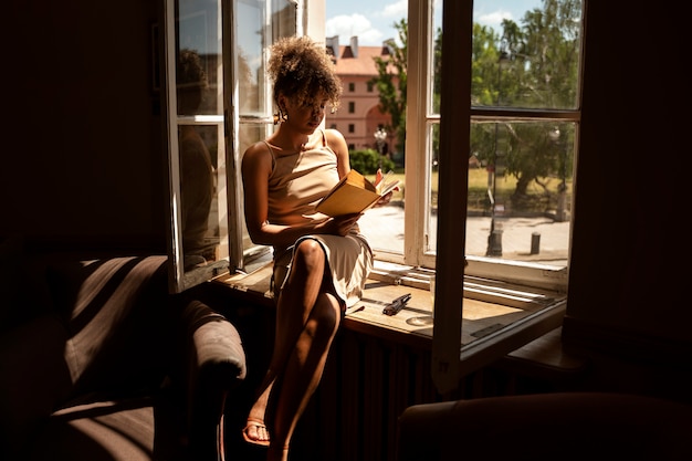 Portrait de femme riche à l'intérieur avec un livre