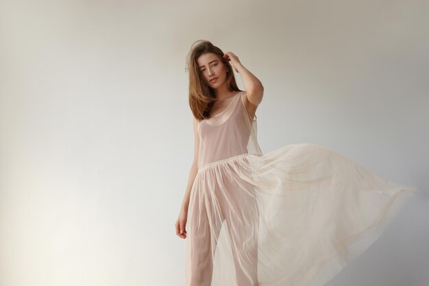 Portrait de femme avec robe volante transparente de ballerines