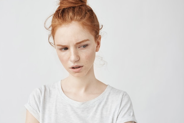 Portrait de femme rousse insatisfaite avec des taches de rousseur.