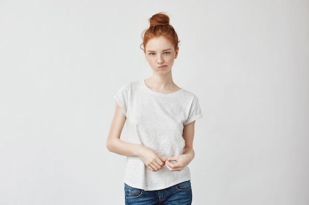 Portrait d'une femme rousse mécontente.