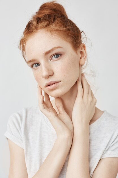 Portrait de femme rousse naturelle sur blanc