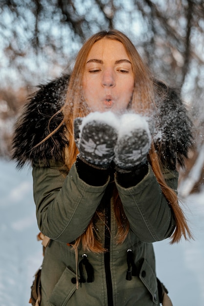 Portrait femme avec sac à dos le jour de l'hiver