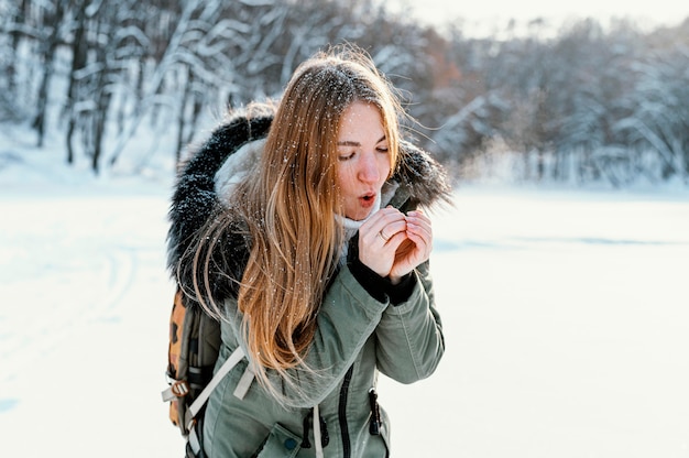 Portrait femme avec sac à dos le jour de l'hiver