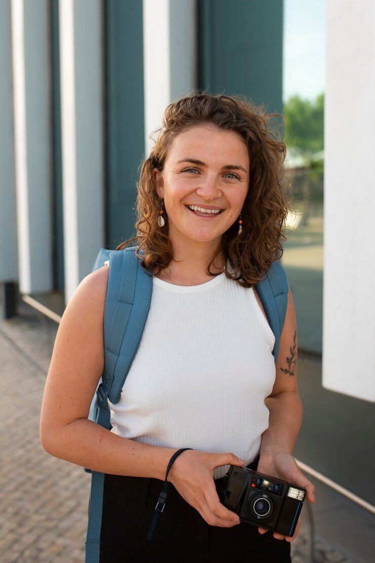 Photo gratuit portrait de femme sans soutien-gorge à l'extérieur avec caméra