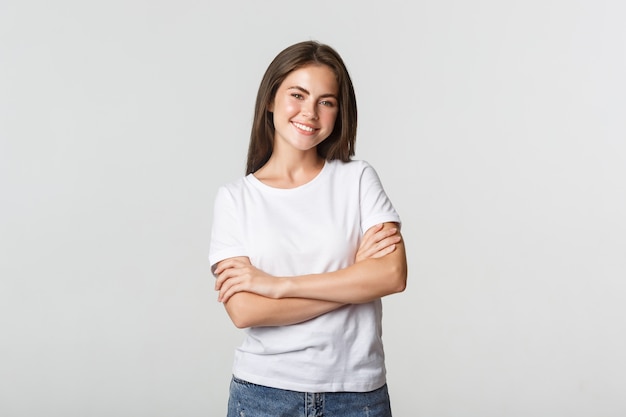 Portrait de femme séduisante confiante, poitrine de bras croisés et souriant heureux.